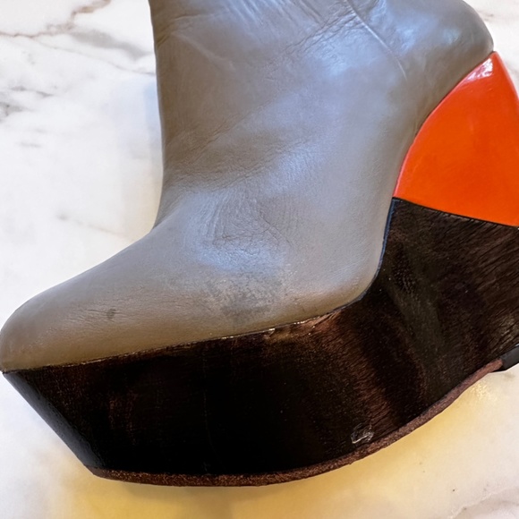 Finsk grey leather orange and brown wooden wedge booties, size 5.5 - Picture 4 of 12